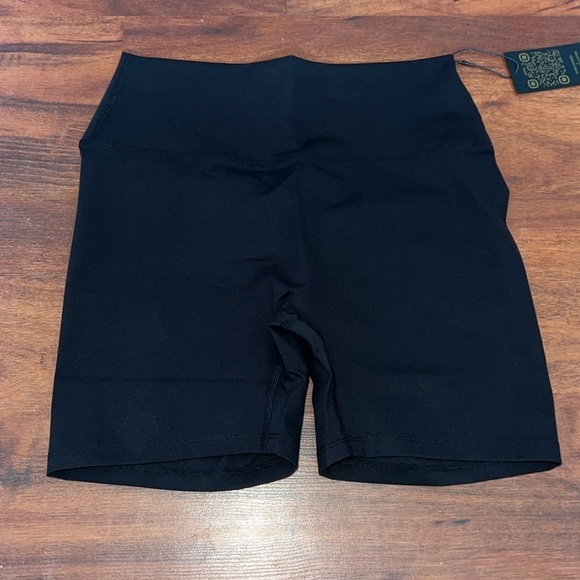 5" NEW Effortless Scrunch Shorts - Black large no front seam soft - Picture 11 of 12